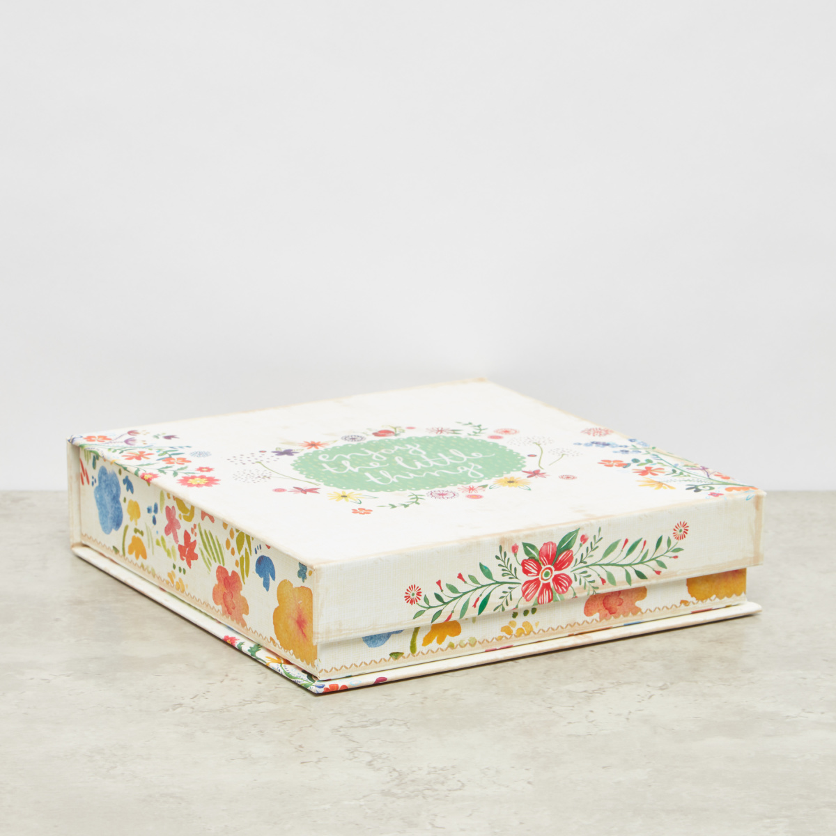 صندوق مربّع بطبعات زهور من بنش ستوديو